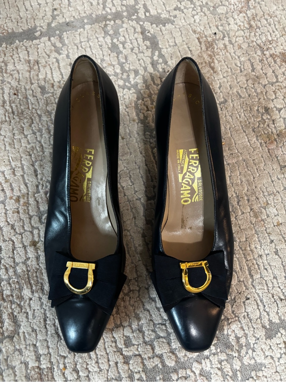 Salvatore Ferragamo navy Leather Pump with Grosgrain Bow and Gold Buckle size 9